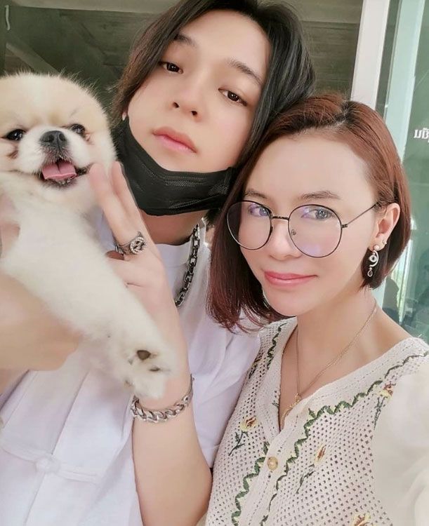 บาส - สุรเดช พินิวัตร์ และ คุณแม่แพรน้ำฝน พินิวัตร์
 “วันแม่ปีนี้ ก็ขอให้แม่ๆ ทุกคนมีความสุขมากๆ สุขภาพแข็งแรง ปราศจากโรคภัย ขอให้โควิดไม่มารังควาญ ขอให้ลูกๆ เป็นลูกที่น่ารักเสมอไป และก็อย่าลืมบอกรักแม่ในวันแม่ด้วยนะครับ”

