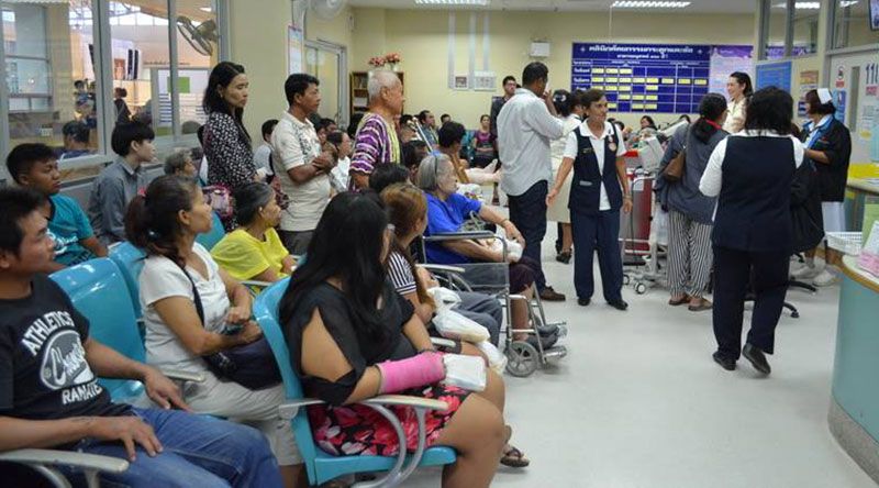 ผู้ป่วยที่มารอรับการตรวจรักษาโรค ที่โรงพยาบาลสมเด็จฯ ณ ศรีราชา