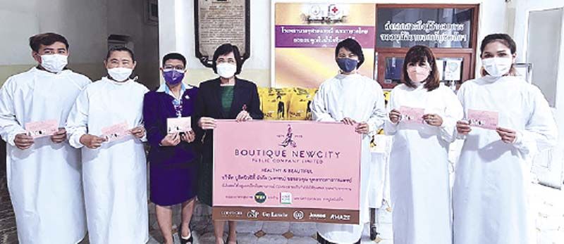 ประวรา เอครพานิช ส่งกำลังใจให้บุคลากรทางการแพทย์ โดยมี ศิริลักษณ์ สิโยพุทธวงศ์ ผช.ผอ.รพ.จุฬาฯ รับมอบ