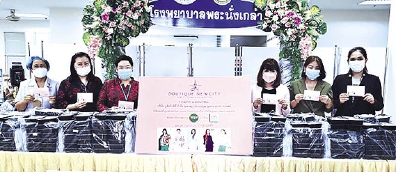 พญ.วีรยา สุรารักษ์ ประธานองค์กรแพทย์, พญ.สุดฤทัย โพธานันท์ แพทย์ประจำ รพ.พระนั่งเกล้ารับมอบ