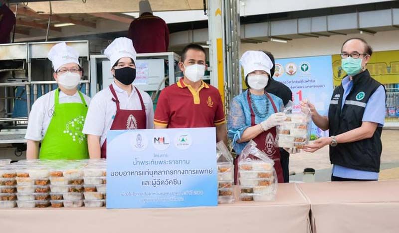 ร.ต.ท.ดร.มนัส โนนุช, นุชนารถ ประทีปธีรานันต์ มอบอาหารให้กับ บุคลากรทางการแพทย์ และจิตอาสาที่ปฏิบัติหน้าที่ตามจุดฉีดวัคซีน