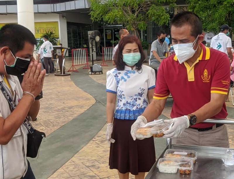 ร.ต.ท.ดร.มนัส โนนุช มอบอาหารให้ประชาชน

