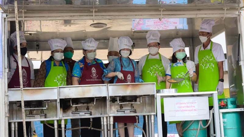 นุชนารถ ประทีปธีรานันต์ รองผู้ว่าฯ พระนครศรีอยุธยา ร่วมปรุงอาหารแจกจ่ายให้กับประชาชน