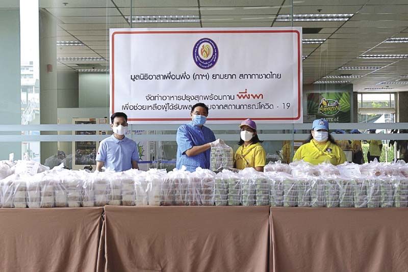 ดร.สรจักร เกษมสุวรรณ กก.มูลนิธิฯ, ฐิติวัฒน์ ว่องวรรณกุล ผจก.มูลนิธิฯ มอบอาหารปรุงสุกให้กับสำนักงานเขตปทุมวัน
เพื่อแจกจ่ายให้กับชุมชนและแคมป์คนงานในพื้นที่เขตปทุมวัน