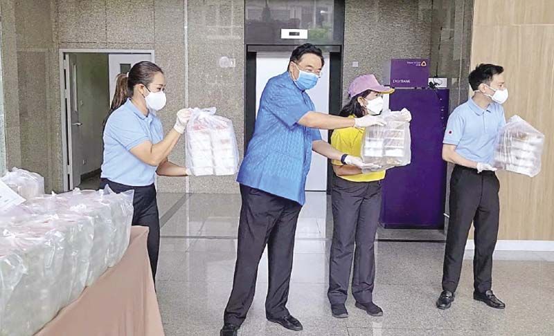 ดร.สรจักร เกษมสุวรรณ กก.มูลนิธิ, ฐิติวัฒน์ ว่องวรรณกุล ผจก.มูลนิธิฯ และเจ้าหน้าที่
ช่วยกันส่งต่ออาหารปรุงสุกพร้อมทานขึ้นรถ เพื่อนำไปให้ผู้ที่ได้รับผลกระทบจากโควิด-19