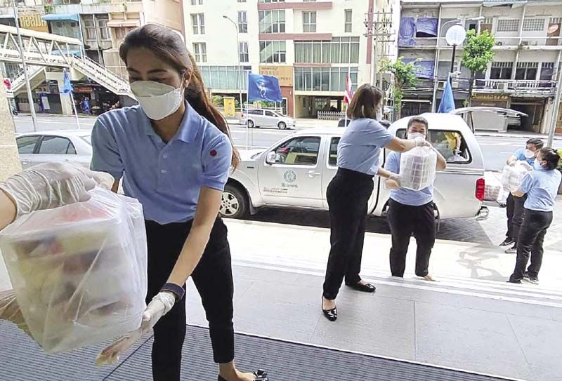 ดร.สรจักร เกษมสุวรรณ กก.มูลนิธิ, ฐิติวัฒน์ ว่องวรรณกุล ผจก.มูลนิธิฯ และเจ้าหน้าที่
ช่วยกันส่งต่ออาหารปรุงสุกพร้อมทานขึ้นรถ เพื่อนำไปให้ผู้ที่ได้รับผลกระทบจากโควิด-19