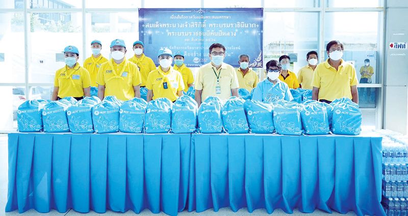 นพดล ผ่องสำเภา ผู้แทนสำนักงานเขตดอนเมือง รับมอบของเพื่อนำไป
แจกจ่ายให้กับผู้ที่ได้รับผลกระทบจากโควิด-19

