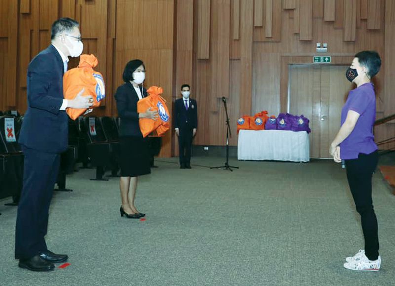 นพ.จเด็จ ธรรมธัชอารี เลขาธิการสำนักงานหลักประกันสุขภาพแห่งชาติ และ พญ.ป่านฤดี มโนมัยพิบูลย์ ผอ.สำนักอนามัย กทม. เป็นผู้แทนเข้ารับพระราชทานถุงน้ำใจพึ่งพา (Help Me Bag)