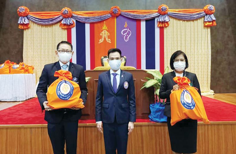 นพ.จเด็จ ธรรมธัชอารี, ฐิติวัฒน์ ว่องวรรณกุล ผจก.มูลนิธิอาสาเพื่อนพึ่ง (ภาฯ) ยามยากฯ และ พญ.ป่านฤดี มโนมัยพิบูลย์