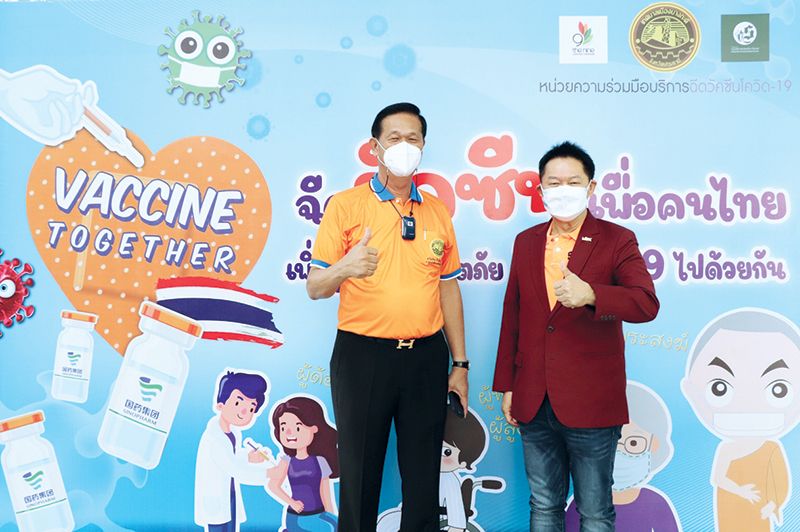 ธวัชชัย อึ้งอัมพรวิไล นายกเทศมนตรีเมืองบางกะดี และ สมพล ตรีภพนารถ กก.ผจก.ธุรกิจศูนย์การค้า บมจ. เอ็ม บี เค