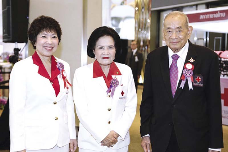 (ขวา) แผนวรรณเมธีเลขาธิการสภากาชาดไทย พร้อมด้วย ม.ร.ว.ปรียางค์ศรีวัฒนคุณผู้ช่วยเลขาธิการสภากาชาดไทยฝ่ายการจัดหารายได้และจันทร์ประภาวิชิตชลชัยรองผู้อานวยการสานักงานจัดหารายได้