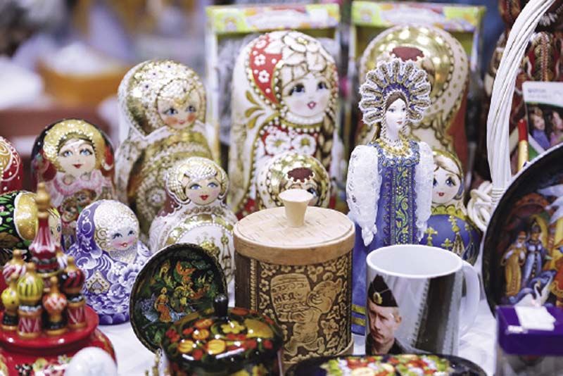 สินค้าจากสถานทูตต่างๆที่นามาจำหน่ายภายในงานออกร้านภริยาทูตครั้งที่ 51 ประจาปี 2561 