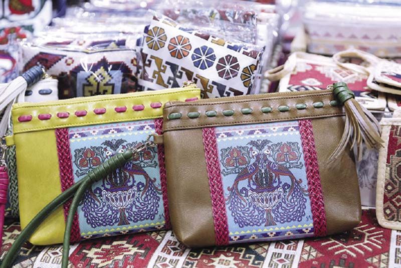 สินค้าจากสถานทูตต่างๆที่นามาจำหน่ายภายในงานออกร้านภริยาทูตครั้งที่ 51 ประจาปี 2561 