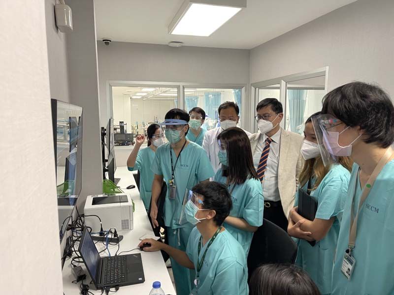 ศ.(พิเศษ) ดร.เอนก เหล่าธรรมทัศน์ รมว.กระทรวงการอุดมศึกษา วิทยาศาสตร์ วิจัยและนวัตกรรม (อว.) ให้กำลังใจและเข้าเยี่ยมชม ICU ศิริราชรวมใจ