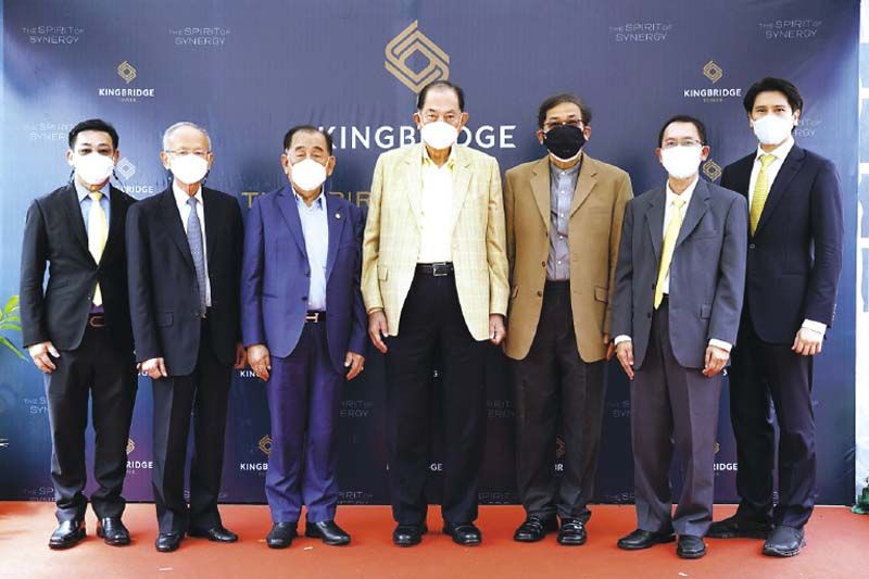 บุณยสิทธิ์ โชควัฒนา ประธานเครือสหพัฒน์ พร้อมด้วย วิชัย กุลสมภพ กก.ผจญ.บมจ. สหพัฒนาอินเตอร์โฮลดิ้ง วางศิลาฤกษ์โครงการ “KingBridge Tower” โดยมี ประภากร วทานยกุล กก.ผจก.บจ. สถาปนิก 49, สมพงษ์ จินตวงศ์วานิช รองประธานกก. บจ.นันทวัน
(ไทยโอบายาชิ) และ สมเกียรติ ศิลวัฒนาวงศ์ ประธานเจ้าหน้าที่บริหาร บมจ.สโตนเฮ้นจ์ อินเตอร์