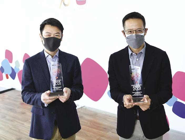 (ขวา) สาระ ล่ำซำ ประธานเจ้าหน้าที่บริหาร พร้อมด้วย ดร.สุธี โมกขะเวส กก.ผจก. กับ
2 รางวัลใหญ่ “สุดยอดองค์กรนวัตกรรมดีเด่นแห่งปี 2564” มี พิตราภรณ์ บุณยรัตพันธุ์
รอง กก.ผจก.อาวุโส บมจ.เมืองไทยประกันชีวิต และคณะผู้บริหาร ร่วมยินดี