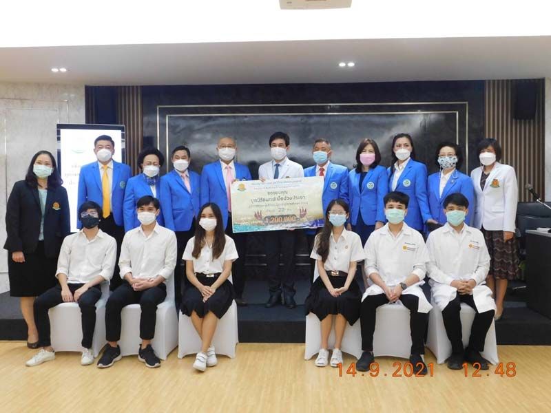 ร่วมถ่ายภาพกับคณะนักศึกษาคณะแพทยศาสตร์ มธ. ที่ได้รับทุนการศึกษาประจำปีการศึกษา 2564
