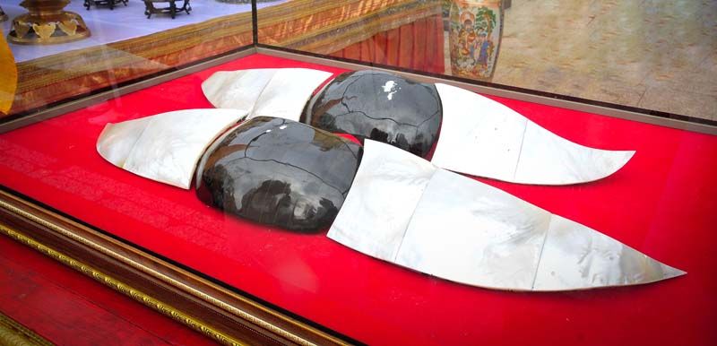 ดวงพระเนตรหลวงพ่อโต “ตาขาว” เป็นเปลือกหอยมุก ของประเทศอินเดีย และในส่วนของ “ตาดำ” เป็นนิลแท้จาก จ.กาญจนบุรี
