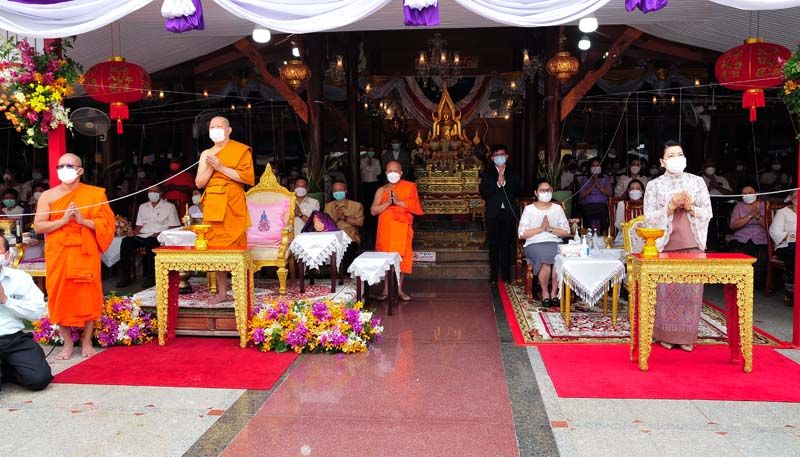 เจ้าประคุณสมเด็จพระมหารัชมงคลมุนี ประธานฝ่ายสงฆ์ พร้อมด้วย พระโสภณธรรมวงศ์ เจ้าอาวาสวัดอินทรวิหาร พระอารามหลวง ประธานคณะ กก.ดำเนินงานโครงการบูรณะดวงพระเนตร, เอมอร ศรีวัฒนประภา ประธานอุปถัมภ์โครงการบูรณะดวงพระเนตร ประกอบพิธีอัญเชิญดวงพระเนตรขึ้นประดิษฐาน