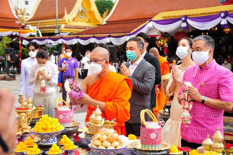 พระโสภณธรรมวงศ์ เจ้าอาวาสวัดอินทรวิหาร พระอารามหลวง ประกอบพิธีบวงสรวงองค์หลวงพ่อโตและเทพยดาสิ่งศักดิ์สิทธิ์