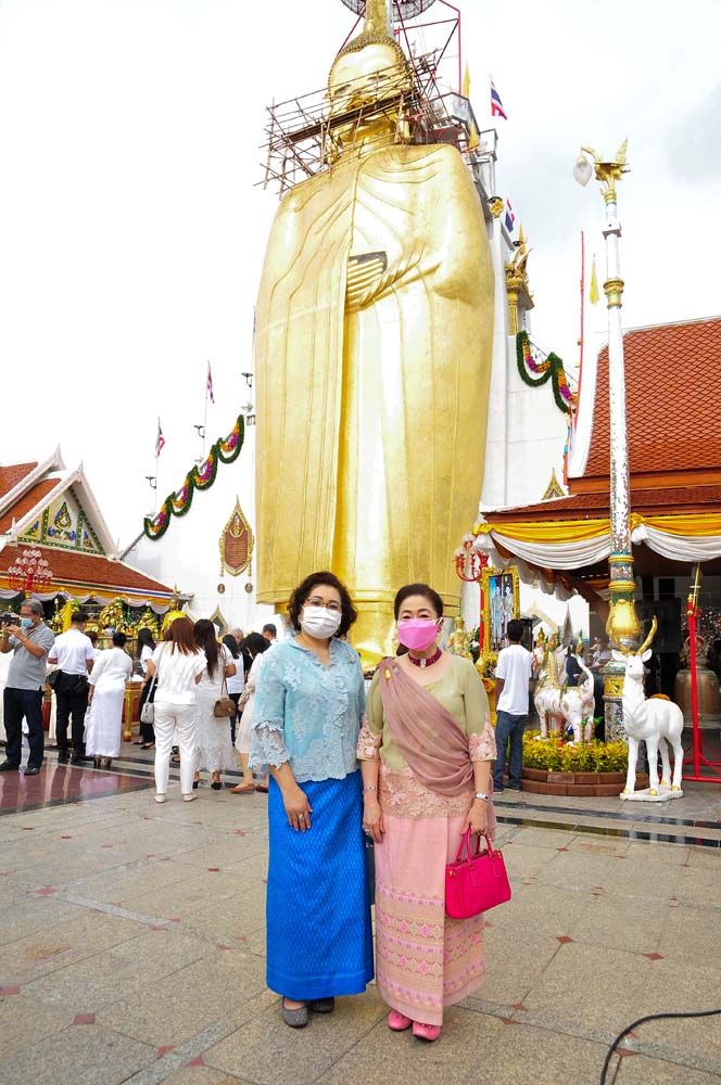 (ขวา) ผาณิต พูนศิริวงศ์ ประธาน บจ.นสพ.แนวหน้า และ พัชรา มาดล เก็บภาพบริเวณด้านหน้าองค์หลวงพ่อโต