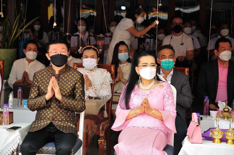 พุทธศาสนิกชนพร้อมเพรียงกัน ณ มณฑลพิธีหน้าองค์หลวงพ่อโต กราบสักการะพระบารมีพระศรีอริยเมตไตรยเพื่อความเป็นสิริมงคลความสุขความเจริญยิ่งๆ ขึ้น