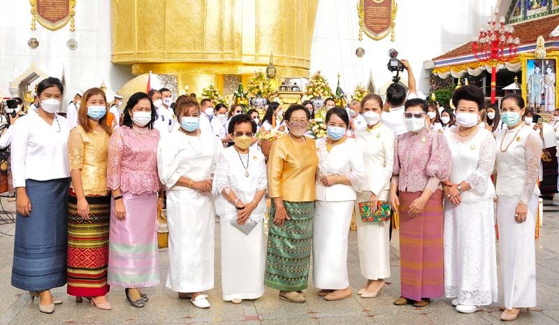 พุทธศาสนิกชนพร้อมเพรียงกัน ณ มณฑลพิธีหน้าองค์หลวงพ่อโต กราบสักการะพระบารมีพระศรีอริยเมตไตรยเพื่อความเป็นสิริมงคลความสุขความเจริญยิ่งๆ ขึ้น