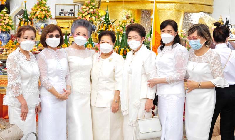 พุทธศาสนิกชนพร้อมเพรียงกัน ณ มณฑลพิธีหน้าองค์หลวงพ่อโต กราบสักการะพระบารมีพระศรีอริยเมตไตรยเพื่อความเป็นสิริมงคลความสุขความเจริญยิ่งๆ ขึ้น