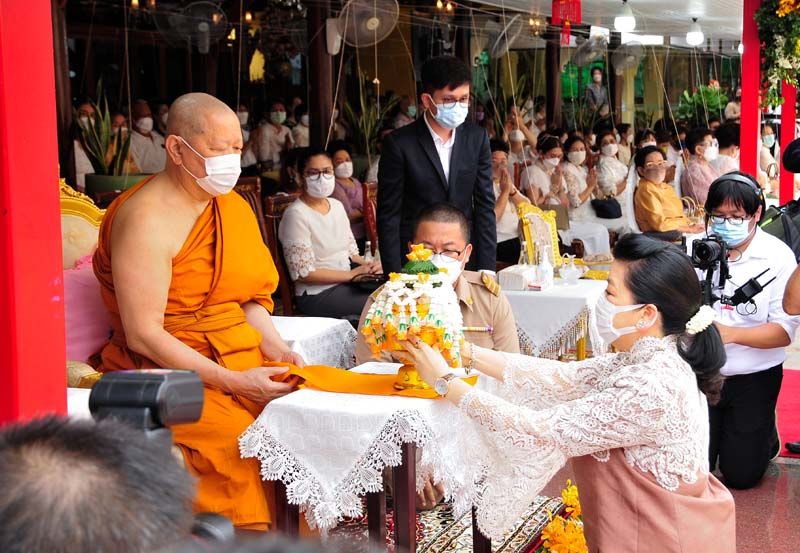 เอมอร ศรีวัฒนะประภา ประธานอุปถัมภ์โครงการฯ น้อมถวายเครื่องสักการะดอกไม้ธูป-เทียนแพ แด่เจ้าประคุณสมเด็จพระมหารัชมงคลมุนี