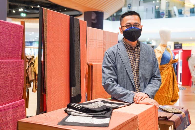 นิรันดร์ ไทรเล็กทิม กลุ่มทอผ้าไหมยกทองจันทร์โสมา