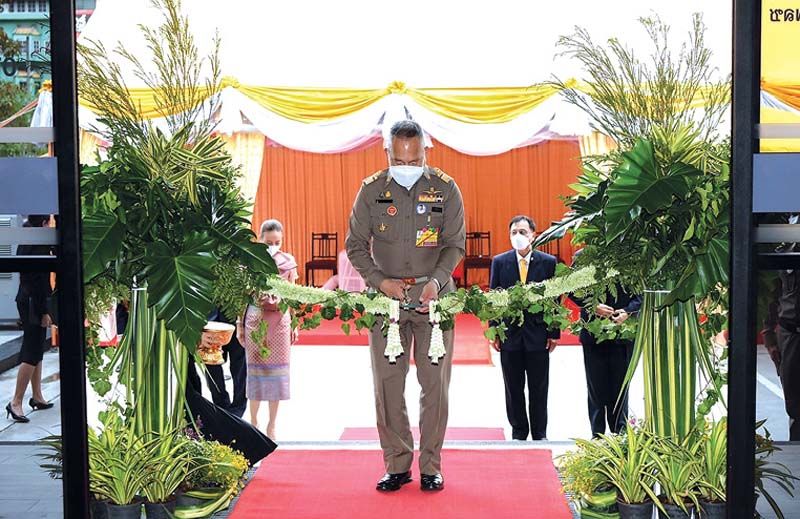 พระบาทสมเด็จพระเจ้าอยู่หัว ทรงพระกรุณาโปรดเกล้าฯ ให้ พล.อ.อ.สถิตย์พงษ์ สุขวิมล ราชเลขานุการ
ในพระองค์ฯ เป็นประธานเปิดร้านโกลเด้น เพลซ สาขากรมทหารมหาดเล็กราชวัลลภที่ 11 มหาดเล็กราชวัลลภ
รักษาพระองค์ โดยมีคณะกรรมการและผู้บริหารบริษัท สุวรรณชาด จำกัด ในพระบรมราชูปถัมภ์ ต้อนรับ
