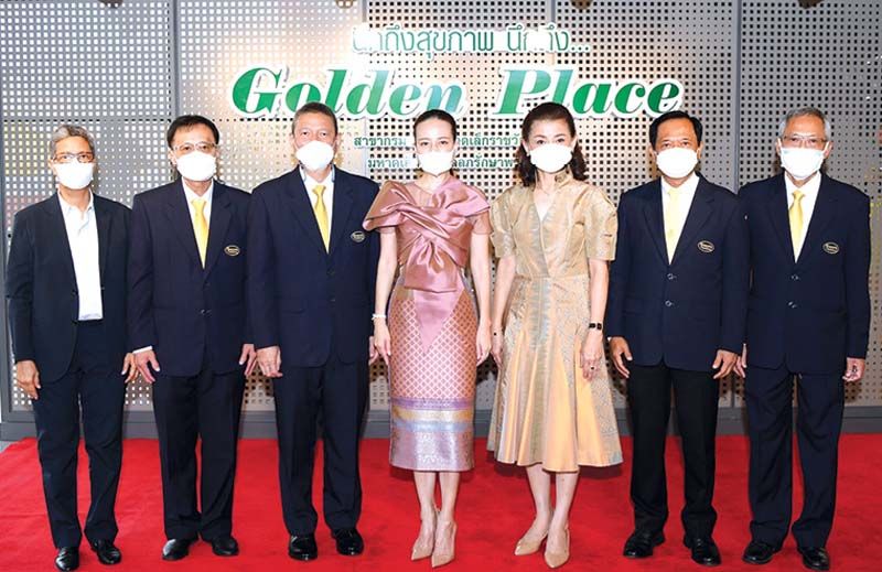 นวลพรรณ ลํ่าซำ พร้อมด้วย วิชัย ชาญสาคร, พิพิธ พิชัยศรทัต, สุเมธ ภิญโญสนิท, บุญชัย
แสงจันทร์, เพ็ญพร จุลกะ และ ร้อยเอกหญิง ชญาดา หนีพาล ร่วมงานแถลงข่าวเปิดร้านโกลเด้น เพลซ
สาขาลำดับที่ 21