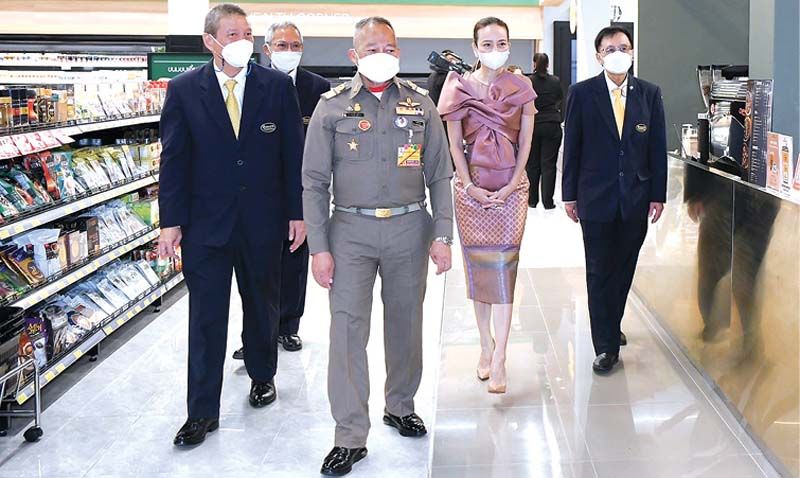 พล.อ.อ.สถิตย์พงษ์ สุขวิมล พร้อมด้วย นวลพรรณ ลํ่าซำ, พิพิธ พิชัยศรทัต, วิชัย ชาญสาคร,
บุญชัย แสงจันทร์ เยี่ยมชมภายในร้านโกลเด้น เพลซ