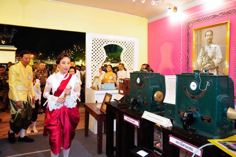 พลตรีหญิง พระเจ้าหลานเธอ พระองค์เจ้าพัชรกิติยาภา ในฉลองพระองค์ชุดไทยย้อนยุคสมัยรัชกาลที่ 5 เสด็จไปในงาน “อุ่นไอรัก...คลายความหนาว” ณ พระลานพระราชวังดุสิต