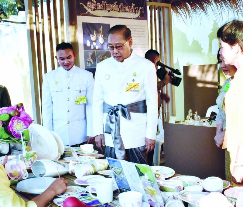 สมเด็จพระเจ้าอยู่หัว ทรงพระกรุณาโปรดเกล้าฯ ให้ พล.อ.อ.ชลิต พุกผาสุข องคมนตรี ไปตรวจเยี่ยม
กิจกรรมภายในงาน “อุ่นไอรัก...คลายความหนาว”