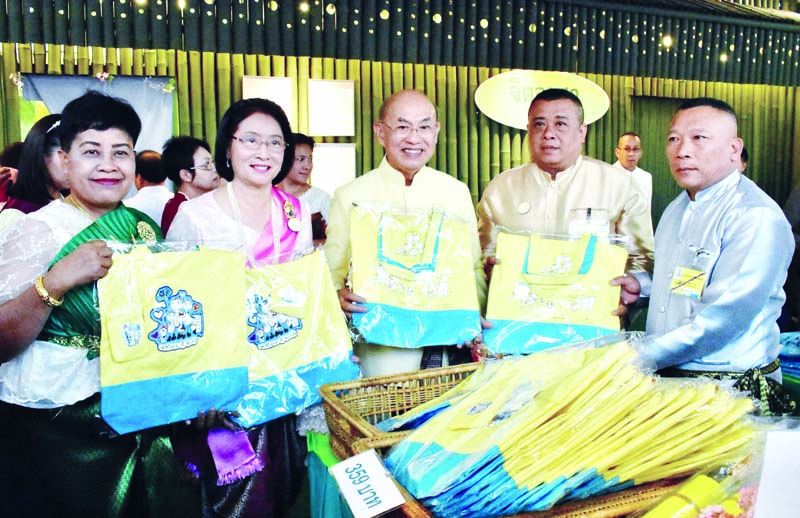 องคมนตรี นพ.เกษม-คุณหญิงรัชนีวรรณ วัฒนชัย ช็อปสินค้าภายในร้านจิตอาสา 904