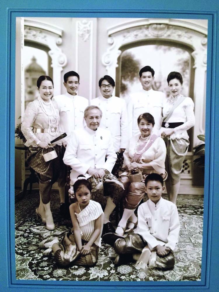 ครอบครัว ดร.สุวิทย์-คุณหญิงทรงสุดา ยอดมณี ถ่ายภาพย้อนยุคแสนเก๋