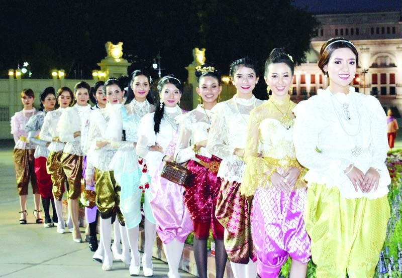 ประชาชนแต่งกายย้อนยุคอย่างสวยงามเข้าร่วมงาน พร้อมถ่ายรูปเก๋ๆ