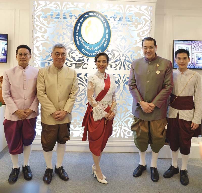 ฉายพระรูปร่วมกับศ.(พิเศษ) ดร.สุรเกียรติ์ เสถียรไทย รองประธานที่ปรึกษามูลนิธิฯ พร้อมด้วยคณะกรรมการมูลนิธิฯศ.พิเศษ ดร.กิตติพงษ์กิตยารักษ์ และ ฐิติวัฒน์ว่องวรรณกุล ผู้จัดการร้านมูลนิธิฯ