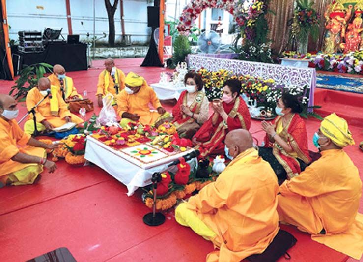 เริ่มพิธีวันแรกของเทศกาลนวราตรี ที่โต๊ะพิธีบูชา
พระพิฆเนศ