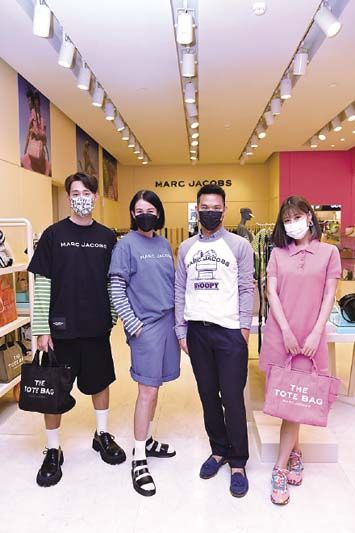 (ซ้าย)ชลธร คงยิ่งยง, กนกพร โลศิริ, พรเดช จันทวานิช และ พรปวีณ์ นีระสิงห์