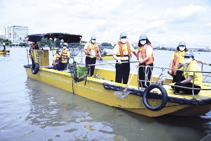 กิจกรรมจิตอาสา “เราทำความดีเพื่อชาติ ศาสน์ กษัตริย์” ครั้งที่ 23 โดยประธานวุฒิสภา นำคณะจิตอาสาของวุฒิสภา ร่วมกับหน่วยงานต่างๆ กองบังคับการตำรวจนํ้า สำนักงานเขตดุสิต กรมเจ้าท่า และสำนักสิ่งแวดล้อม กทม.กำจัดผักตบชวา และเก็บขยะตกค้างริมฝั่งแม่นํ้าเจ้าพระยา บริเวณท่าน้ำหน้าสำนักงานเลขาธิการวุฒิสภา