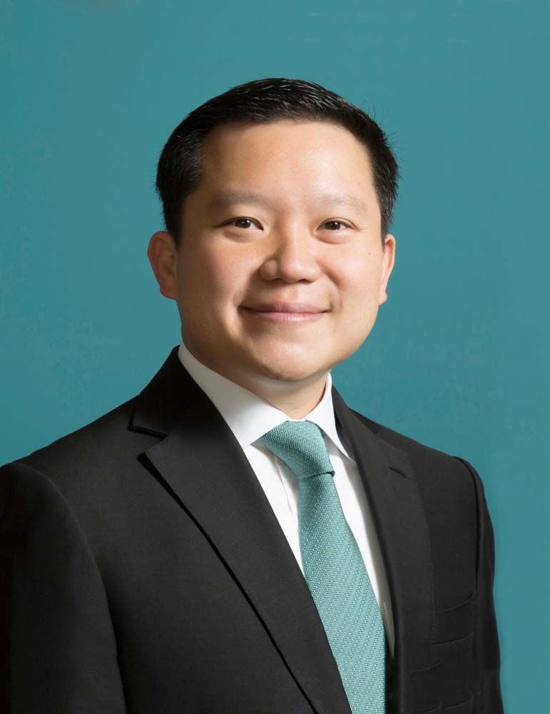 ฐาปน สิริวัฒนภักดี กก.ผอ.ใหญ่ บมจ.ไทยเบฟเวอเรจ และในนามประธาน กก.และผู้ก่อตั้งมูลนิธิ บางกอก อาร์ต เบียนนาเล่

