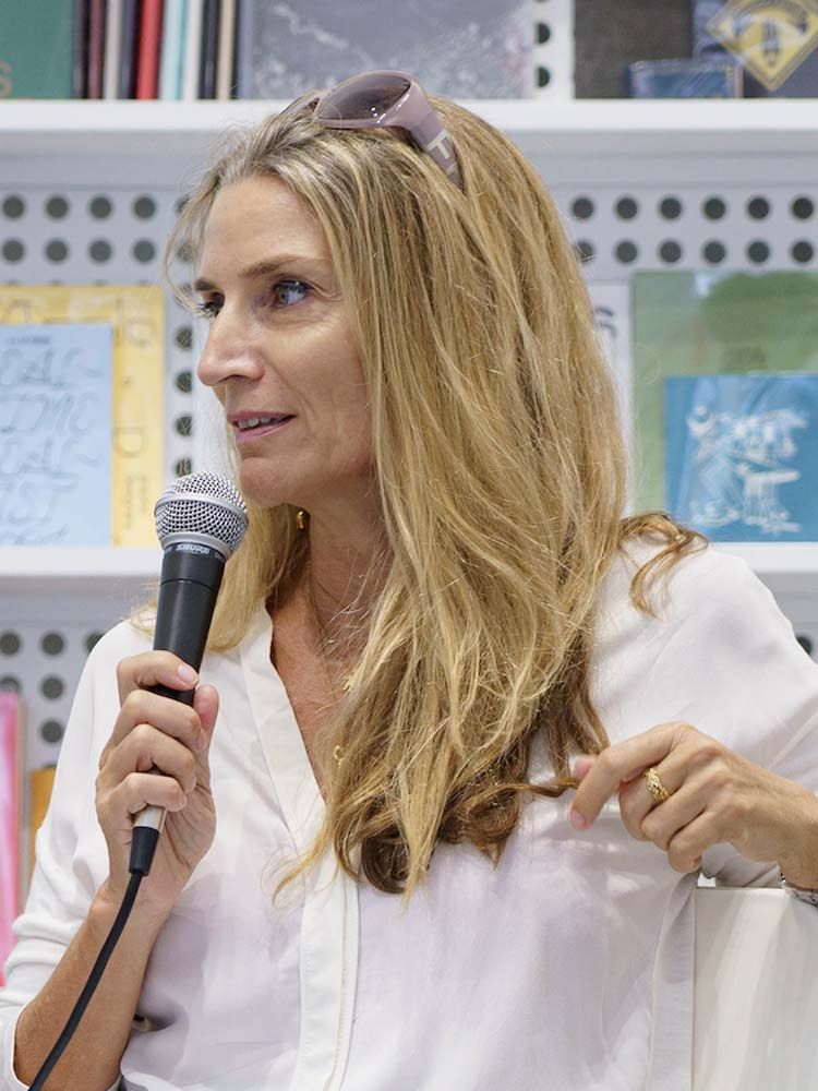 โลเรดานา ปัซซีนี-ปารัชชานี นักวิชาการและภัณฑารักษ์อิสระผู้เชี่ยวชาญเกี่ยวกับศิลปะเอเชียอาคเนย์