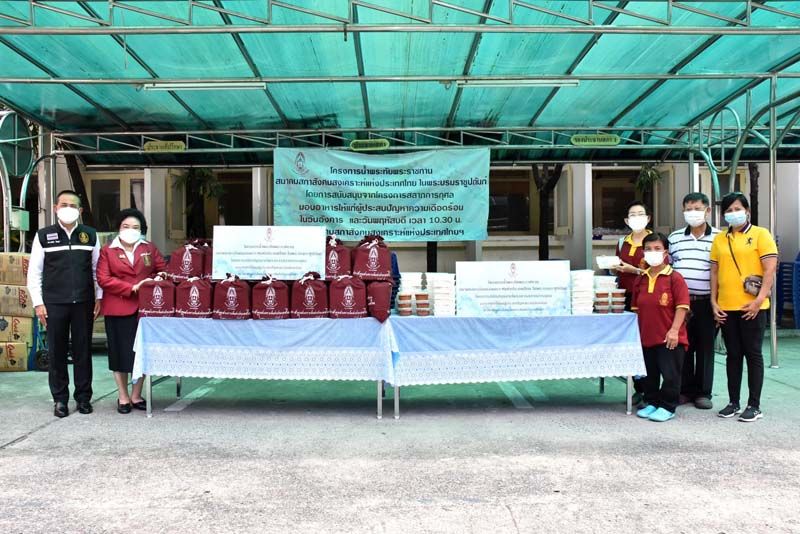 พล.ต.(ญ) คุณหญิงอัสนีย์ เสาวภาพ ประธานสมาคมสภาสังคมสงเคราะห์ฯ และ ร.ต.ท.ดร.มนัส โนนุช รองประธานสมาคมสภาสังคมสงเคราะห์ฯ มอบให้ วัฒนีย์ ศรีหล้า และ ศรีหนาถ อยู่สำราญ อาสาสมัครสมาคมสภาสังคม สงเคราะห์ฯ เพื่อนำไปมอบให้แก่ผู้ประสบปัญหาความเดือดร้อนในชุมชนเขตบางแค