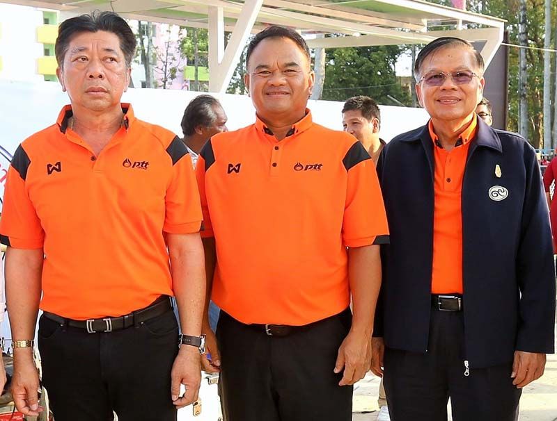 ถวิล โพธิบัวทอง นายกเทศมตรีเมืองมาบตาพุด, สมนึก แพงวาปี ผช.กก.ผจญ.แยกก๊าซธรรมชาติ บมจ.ปตท., พงศ์ประพันธ์ ฐิตทวีวัฒน์ ประธาน กก.
กำกับดูแลการดำเนินงานด้านความรับผิดชอบต่อสังคม กลุ่มปตท.จ.ระยอง