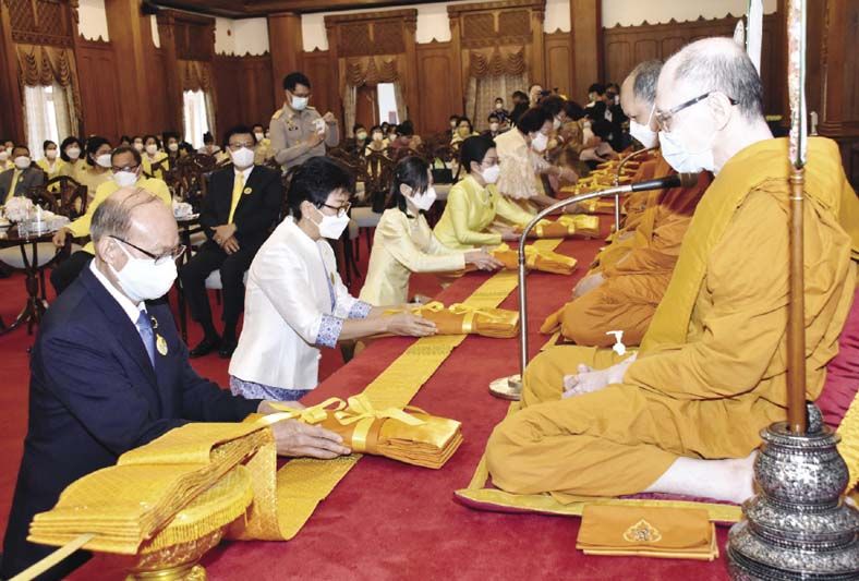 ผู้แทนองค์การต่างๆ ถวายผ้าไตร-สังฆทานแด่พระสงฆ์ อาทิ พล.ต.อ.สมศักดิ์
แขวงโสภา ในนามมูลนิธิร่วมจิตต์น้อมเกล้าฯ, ดร.ปราศรัย ประวัติรุ่งเรือง
ในนามสภาสังคมสงคราะห์