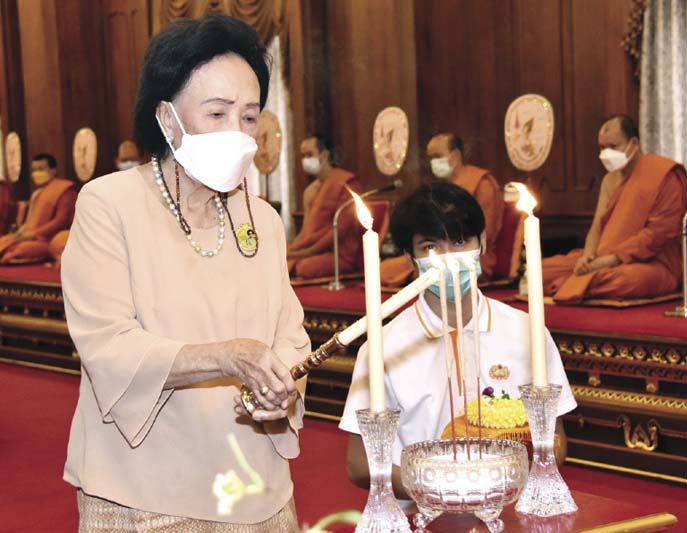 ประธานในพิธี คุณหญิงแสงเดือน ณ นคร ประธานมูลนิธิอนุสรณ์หม่อมงามจิตต์ บุรฉัตร จุดธูปเทียนบูชาพระรัตนตรัย