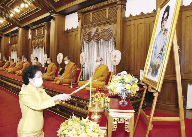 อารยา อรุณานนท์ชัย รองประธานมูลนิธิและเหรัญญิก จุดเครื่องทองน้อยหน้าภาพหม่อมงามจิตต์ บุรฉัตร บุคคลสำคัญของโลก