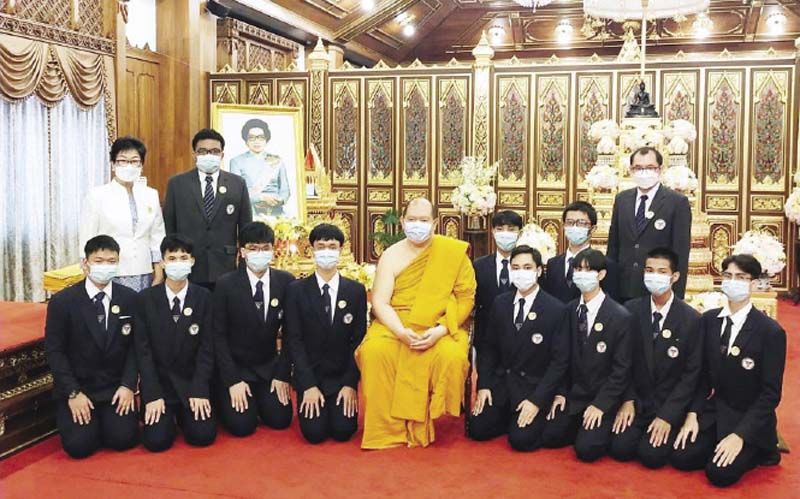 พระวรชัย ทมวโร ผู้ได้รับมอบหมายจากสมเด็จพระวันรัต ให้ดูแล
ความเรียบร้อย ถ่ายภาพกับนักศึกษาวิทยาลัยเทคโนโลยีสยามบริหารธุรกิจ ที่ ดร.ปราศรัย ประวัติรุ่งเรือง นำมาช่วยงานทุกครั้ง